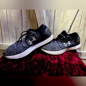 Awesome size 8 Under Armor ladies tennis shoes!!Like new!!!cool😎😎😎